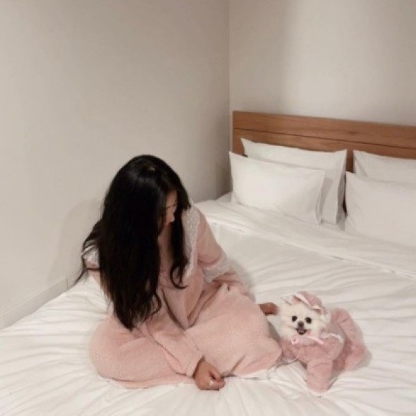 페오펫몰,(찰리롤리) 보들보들 리본 강아지잠옷 겨울옷 커플룩 원피스 실내복 파자마 수면잠옷 티셔츠